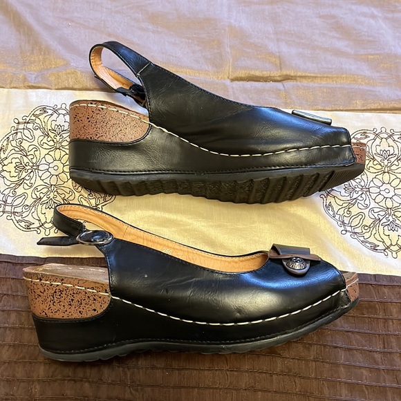 Open Toe Wedge Sandal - Picture 4 of 5